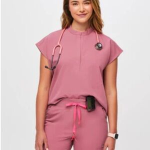 Women’s Figs Rafaela Top Breast Cancer Quartz, Small